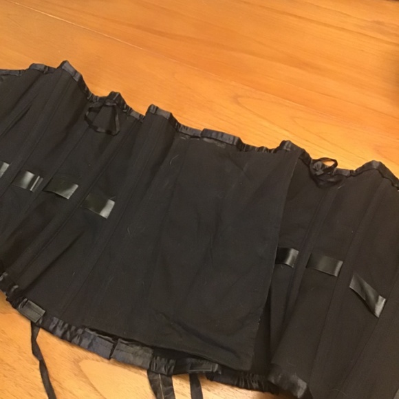 Corset steel-boned sequin skull on satin - Picture 3 of 3